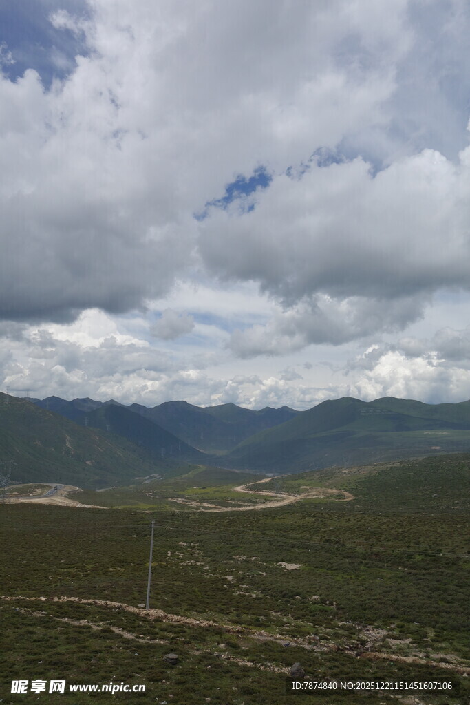 草原山峦间的多云景致
