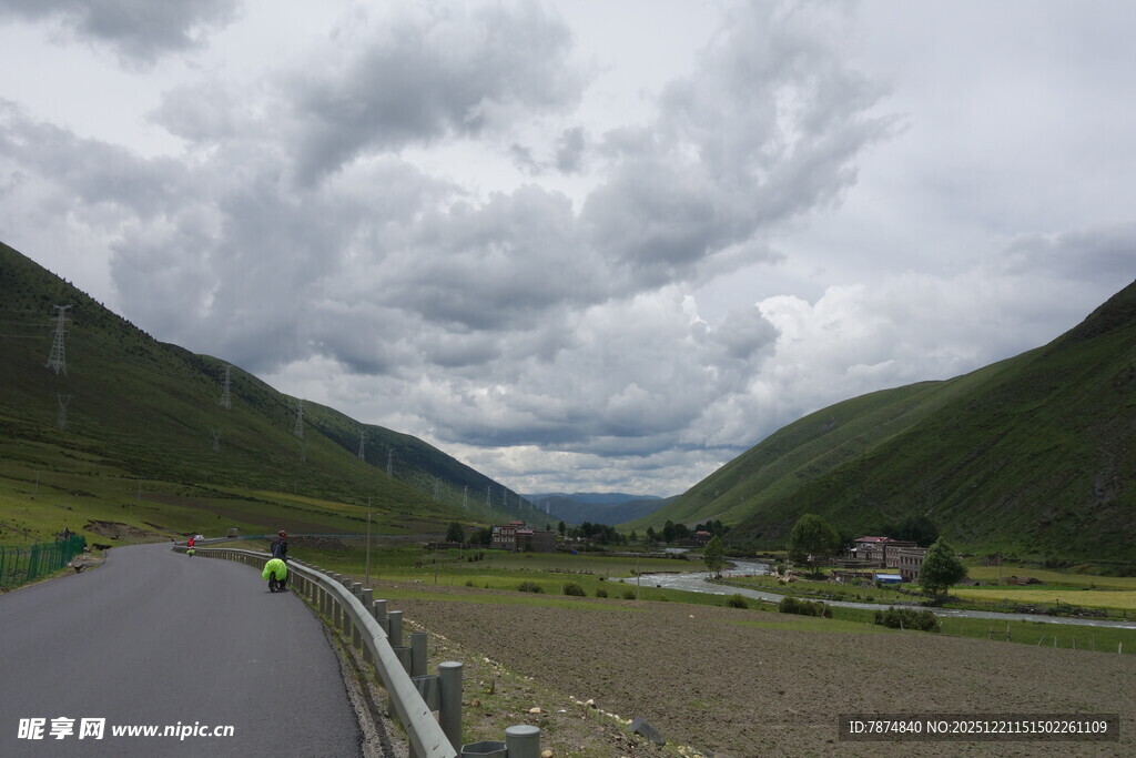 山间公路 云下美景