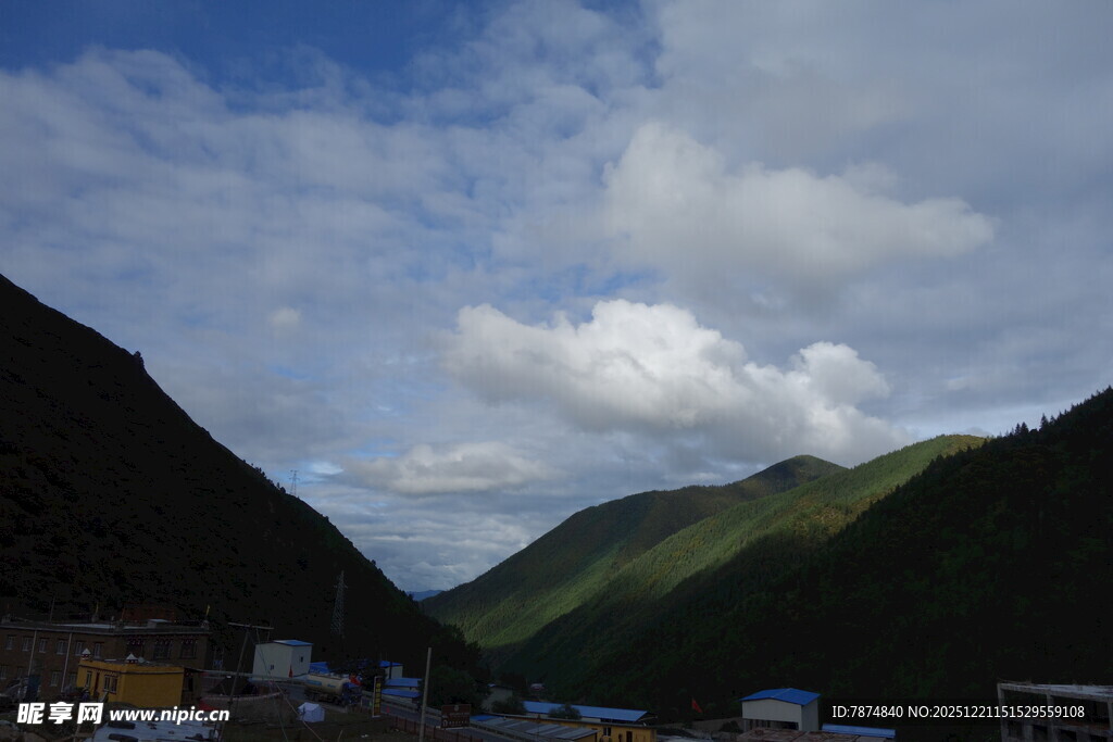山间美景 蓝天白云青山