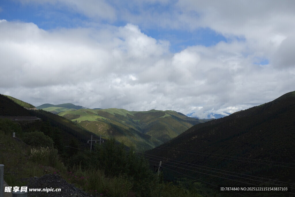 山间美景蓝天白云覆青山