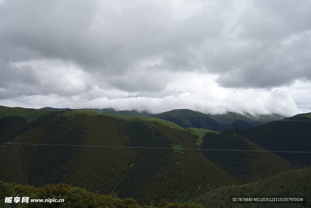 云雾缭绕的山峦风光