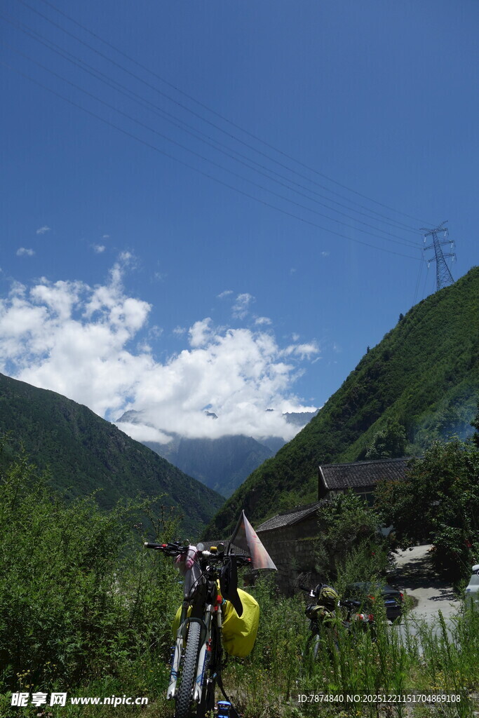 山间骑行者与秀丽风景