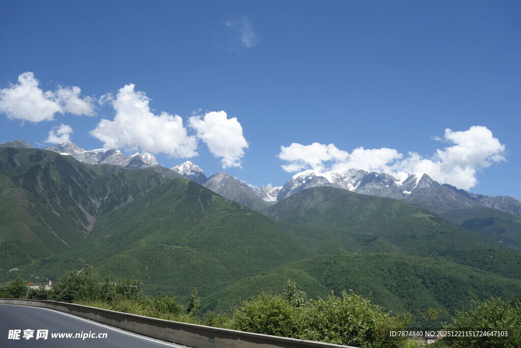公路旁的青山与蓝天白云