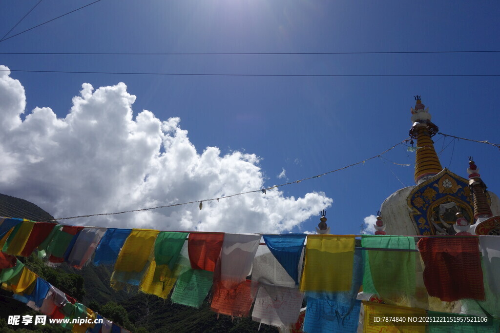 藏区经幡与蓝天白云