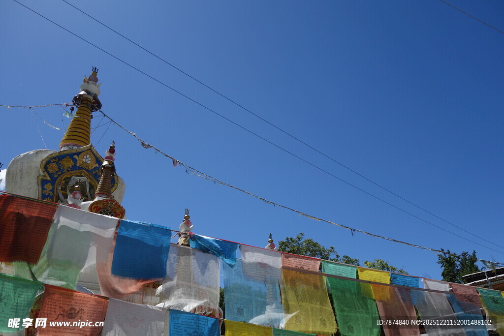 藏区经幡飘扬于蓝天之下