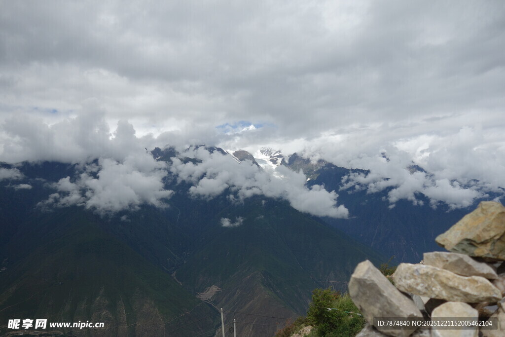 雪山云海中的岩石景观
