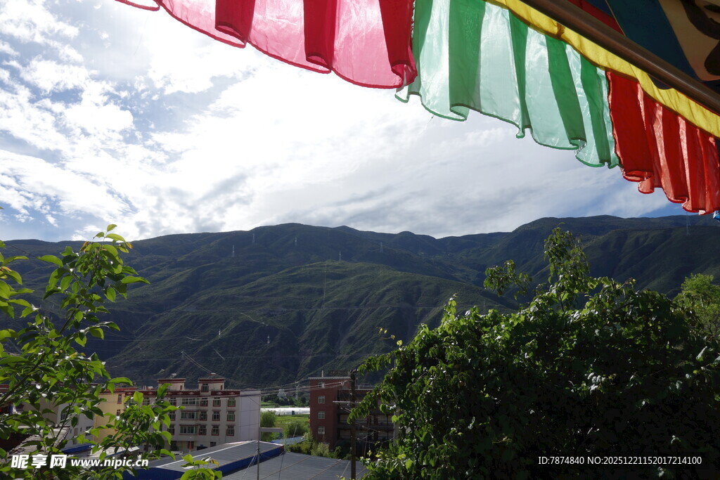 山间飘扬的多彩经幡