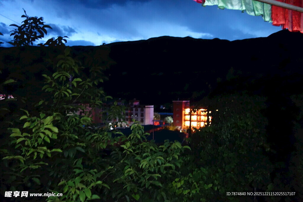 山间夜色中的温馨灯火