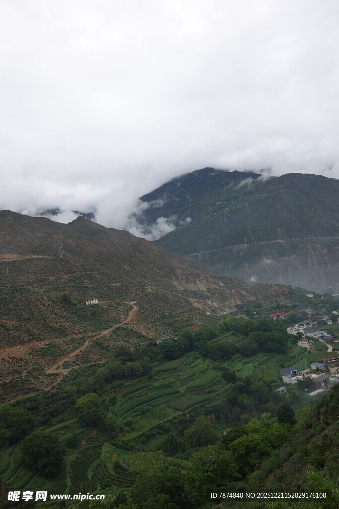 山间云雾缭绕的村落景观