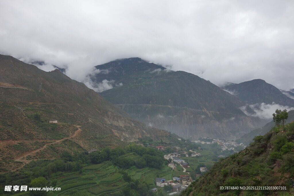 云雾缭绕的山间村落