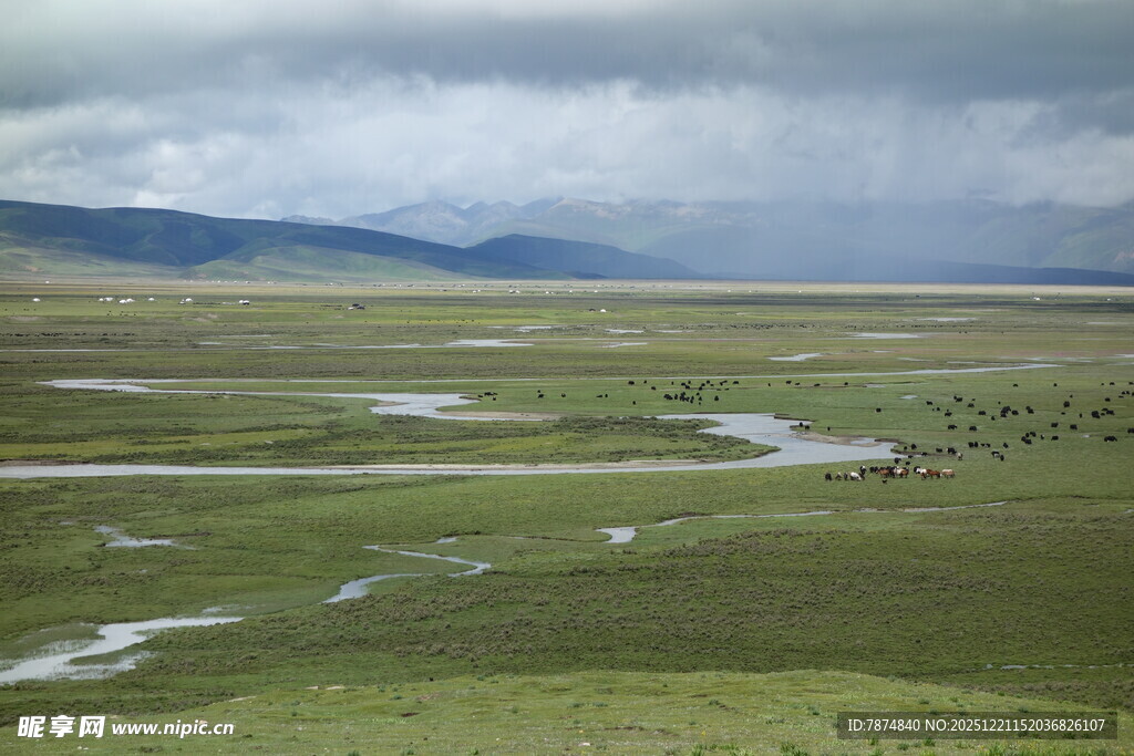 草原蜿蜒河流与远山风景