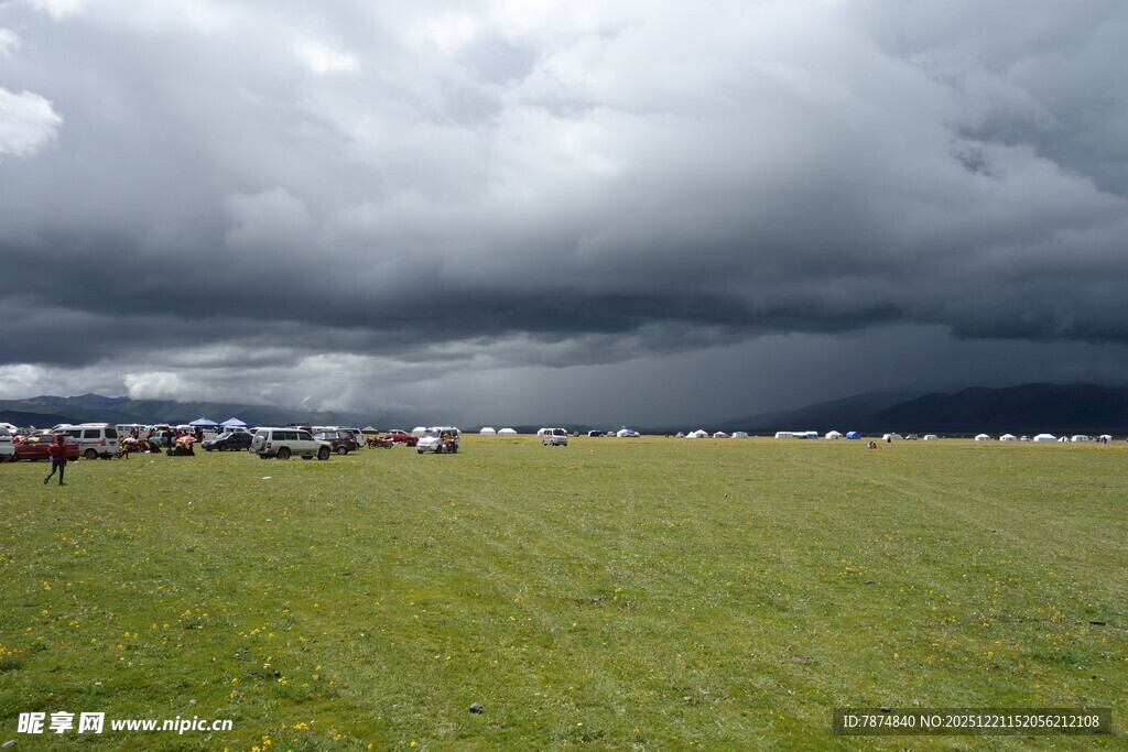 草原上的乌云与车辆