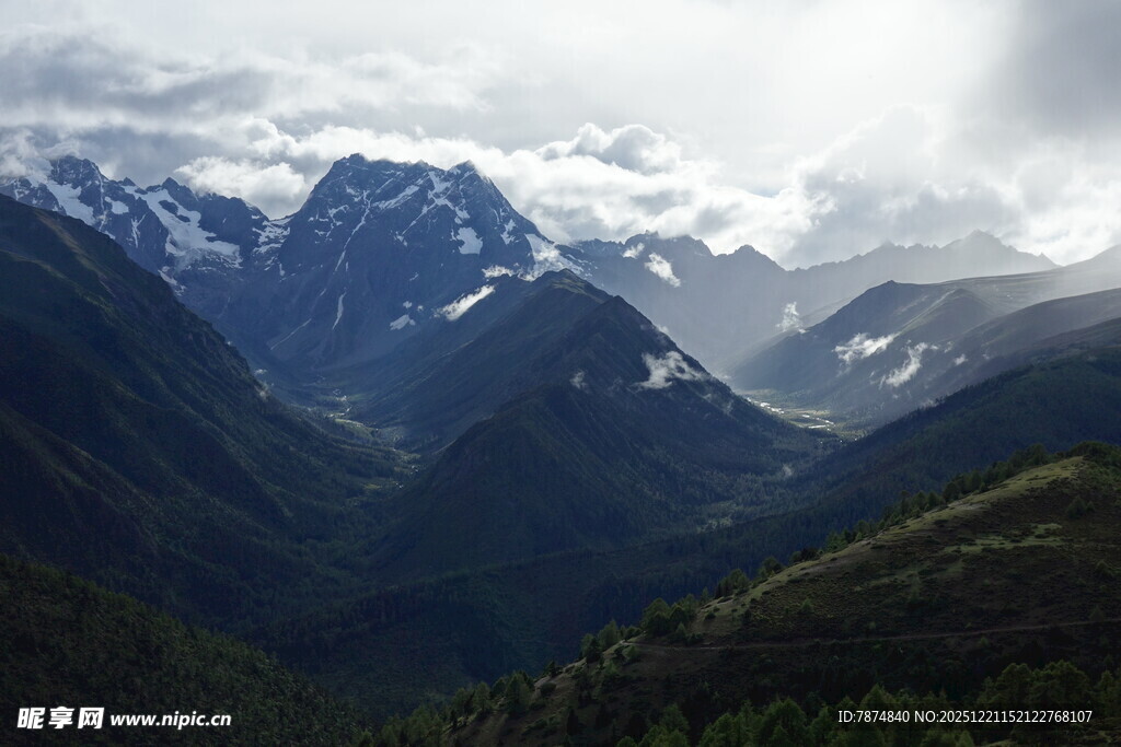壮丽山峦间的云雾美景