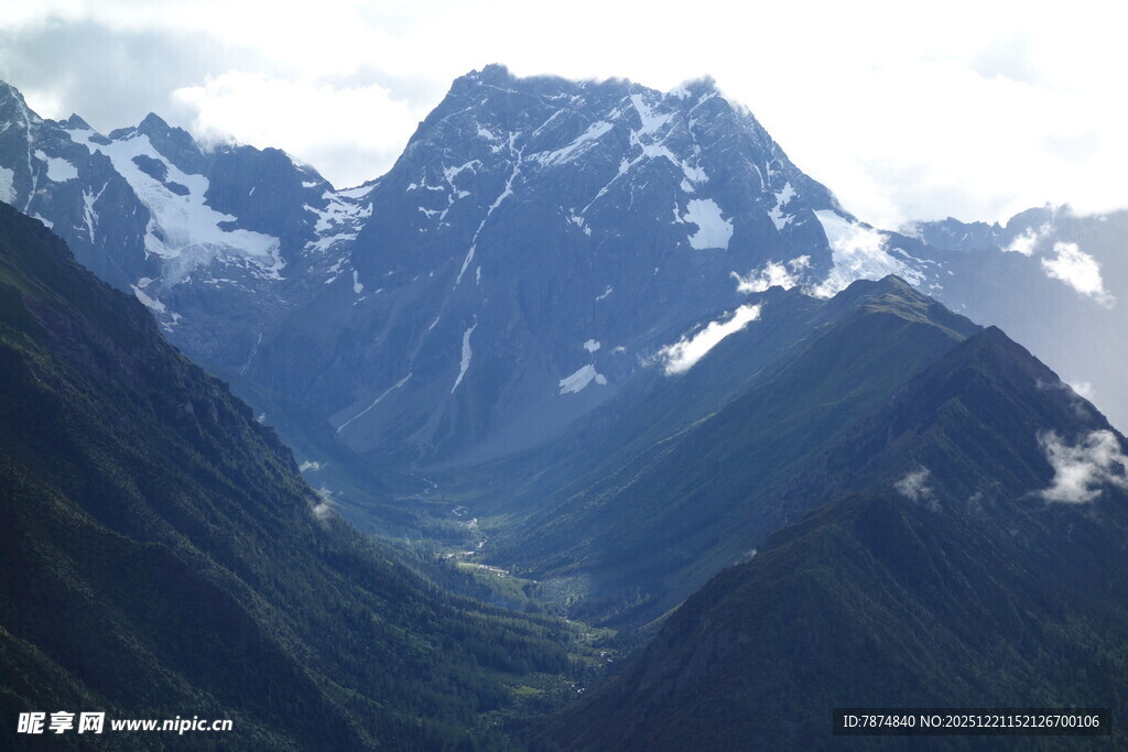 壮丽巍峨的雪山风光