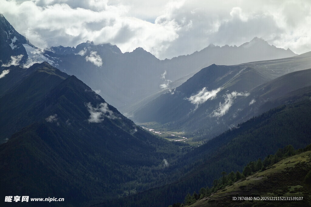 壮丽山景云雾缭绕