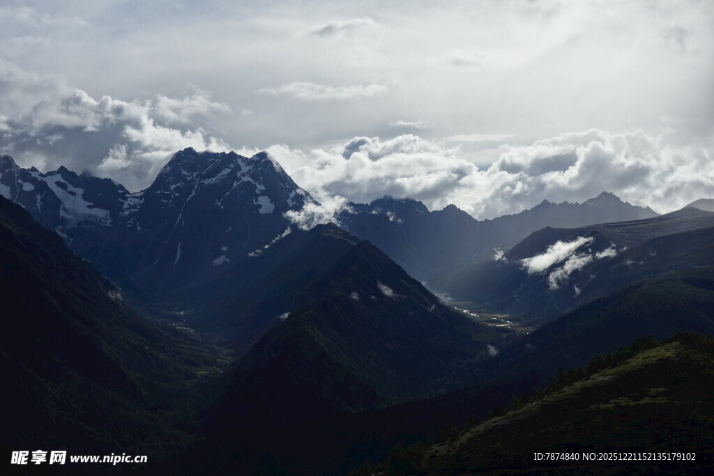 壮丽雪山云海景观