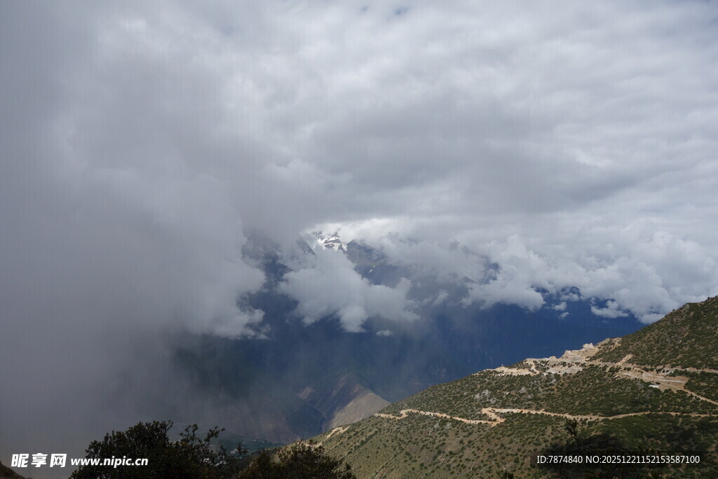 云雾缭绕的山间美景