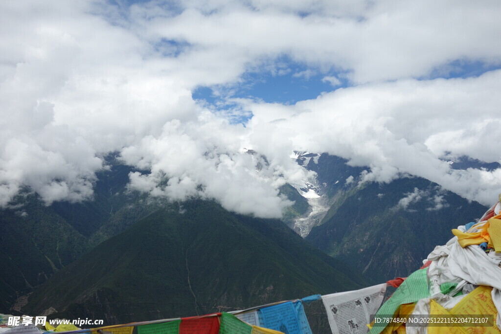 雪山经幡 云端壮丽风光