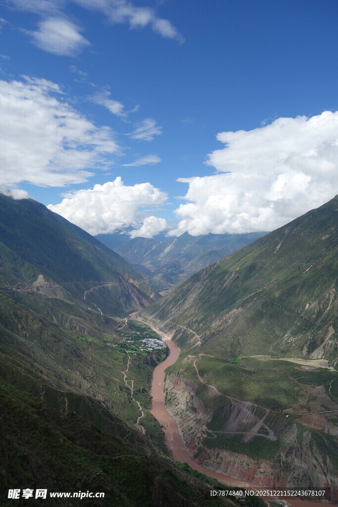 高山峡谷间的壮美风光