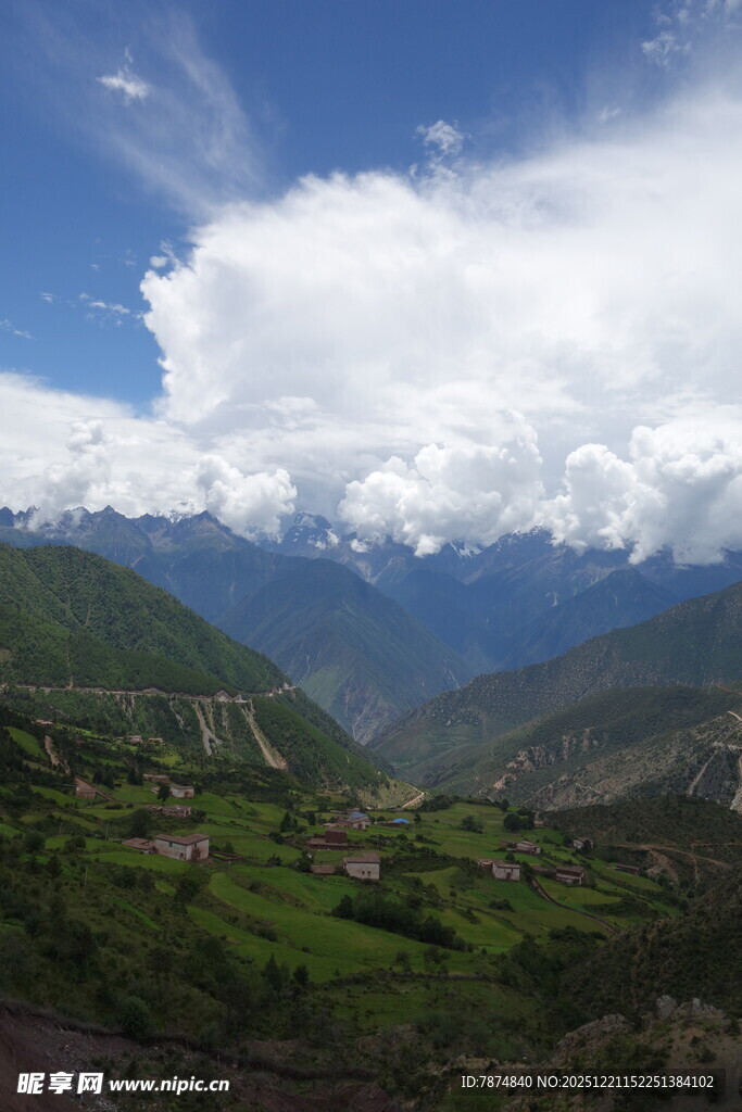 高山云海下的翠绿山谷