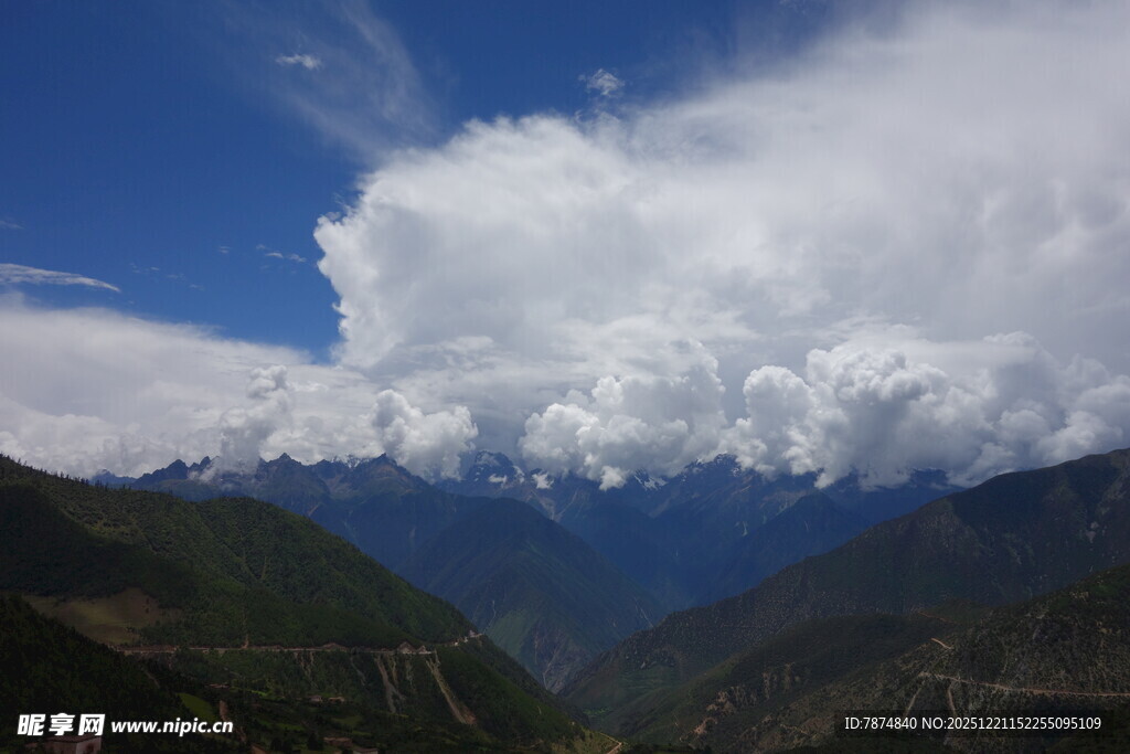 高山之巅的壮丽云海