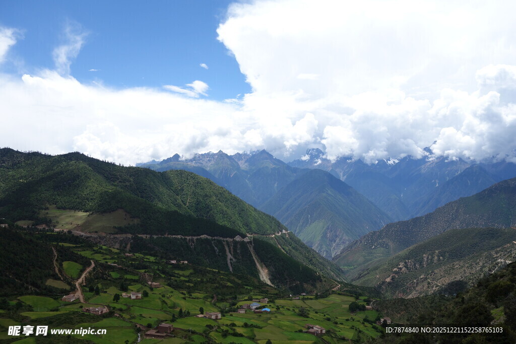壮丽山景 云端下的绿色山谷