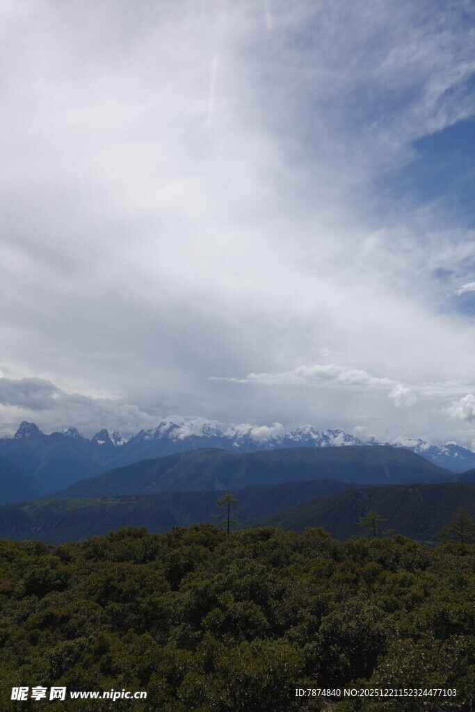 山峦云海间的自然景致