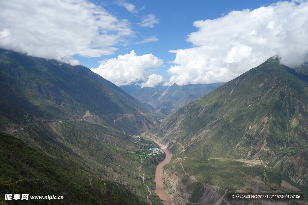 壮丽山谷间的蓝天白云