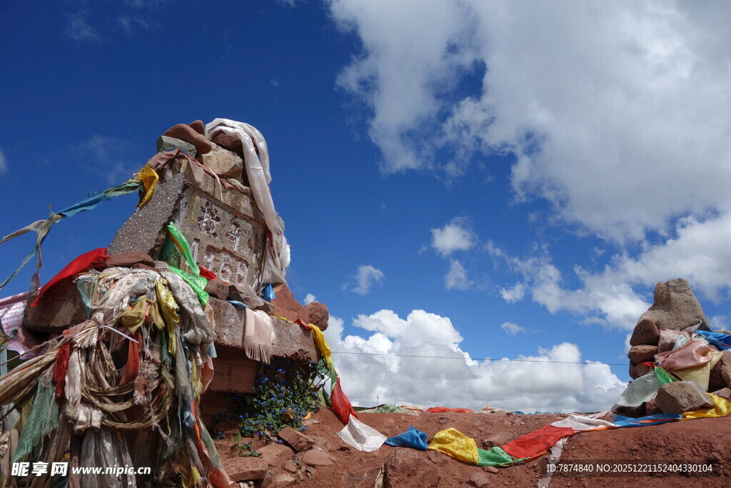 藏区玛尼堆与经幡景观