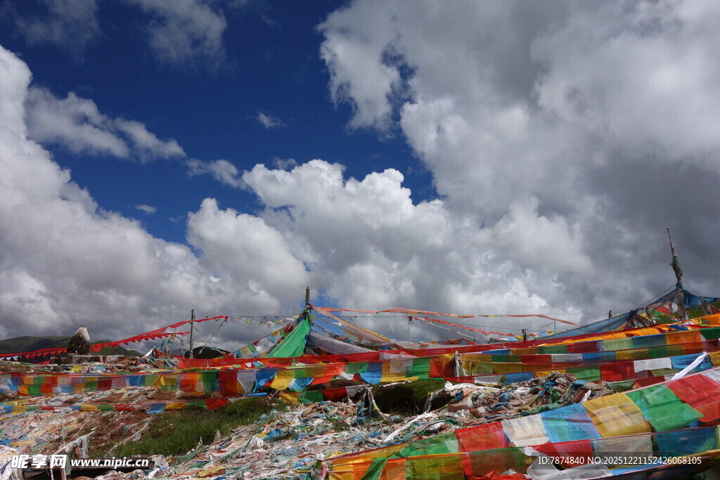 高原五彩经幡飘扬