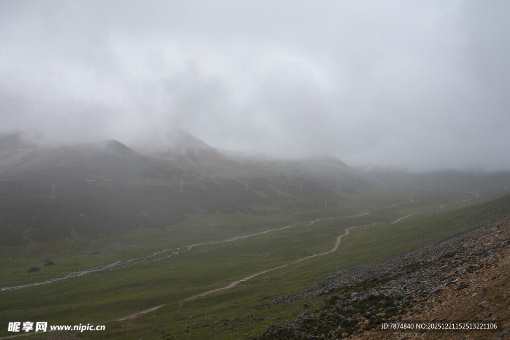 山间云雾缭绕的绿野风光