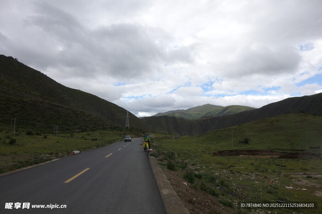 山间公路 云下绿野风光