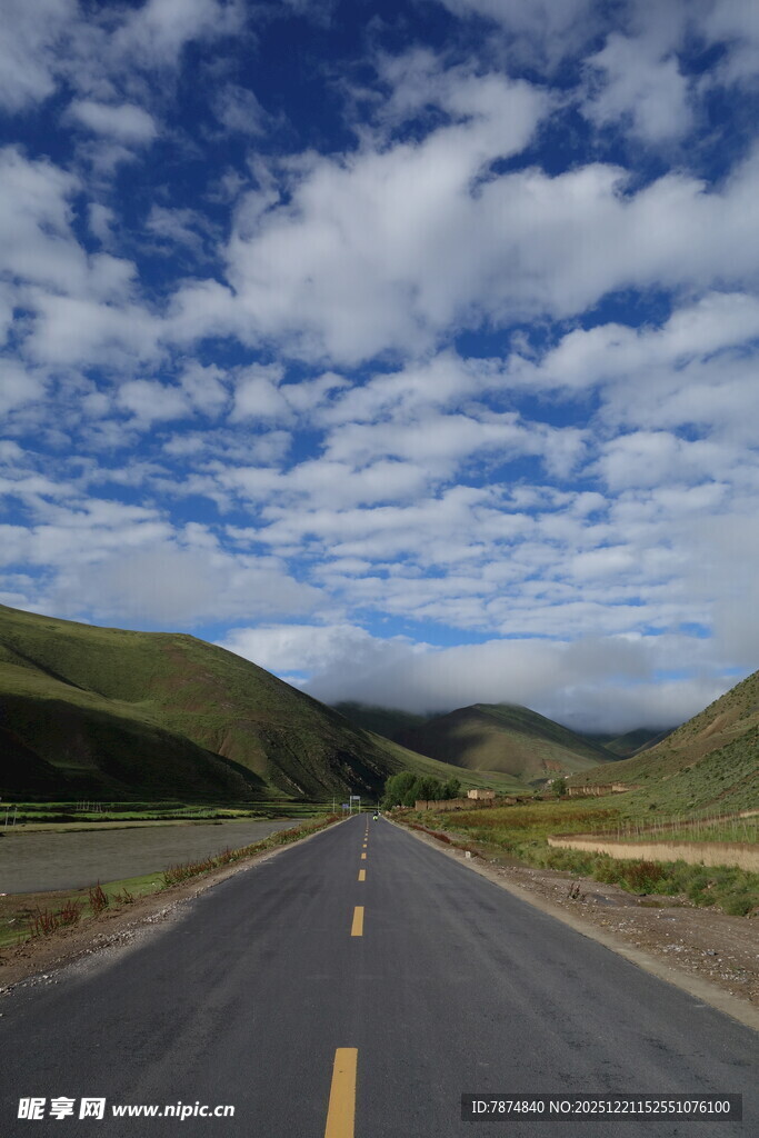 旷野公路 蓝天白云相伴