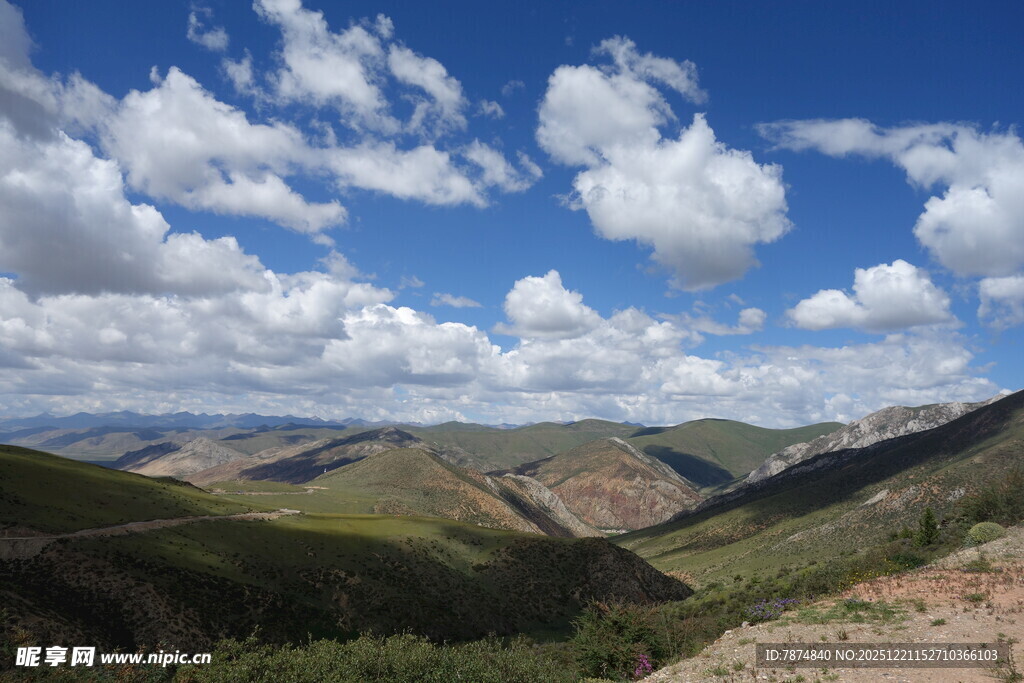 壮美山间蓝天白云风景