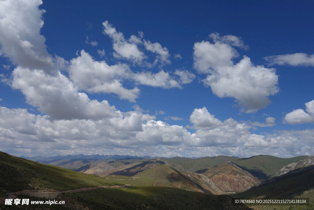 蓝天白云下的壮美山峦