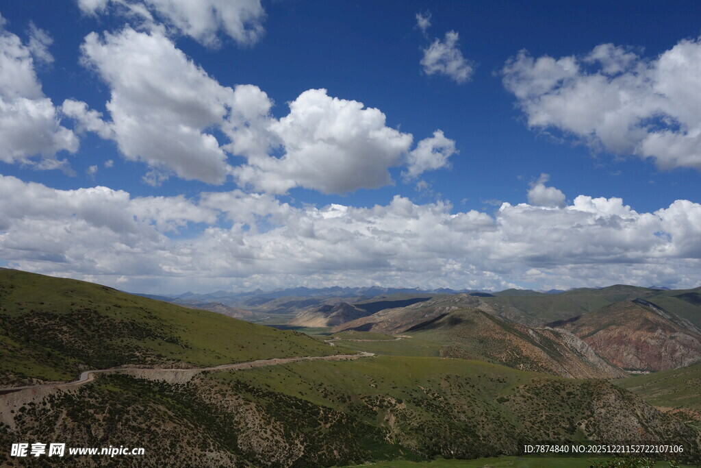 山间公路蓝天白云美景