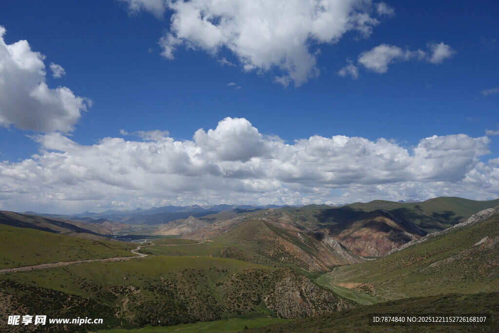 蓝天白云下的壮美山峦