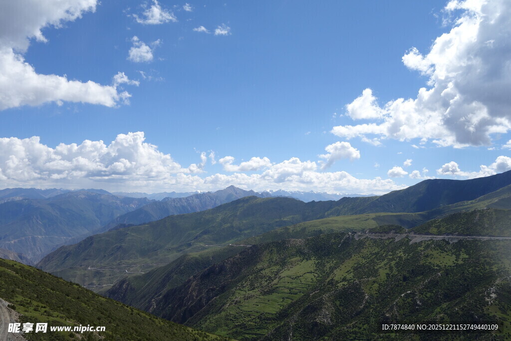 青山蓝天间的壮美山峦