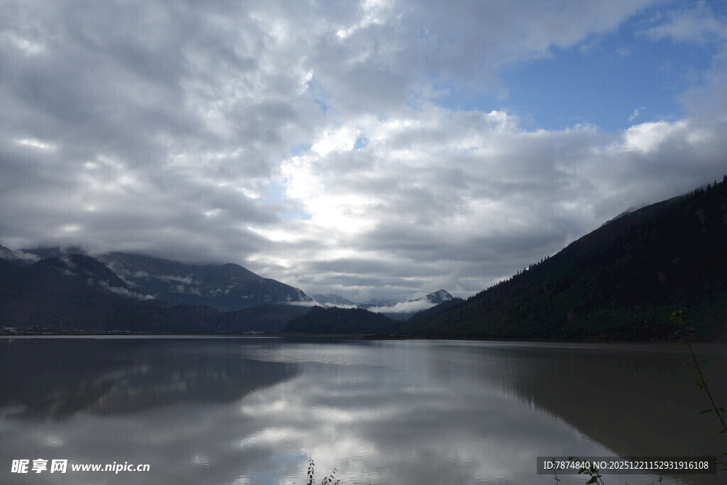 宁静山水间的湖光天色