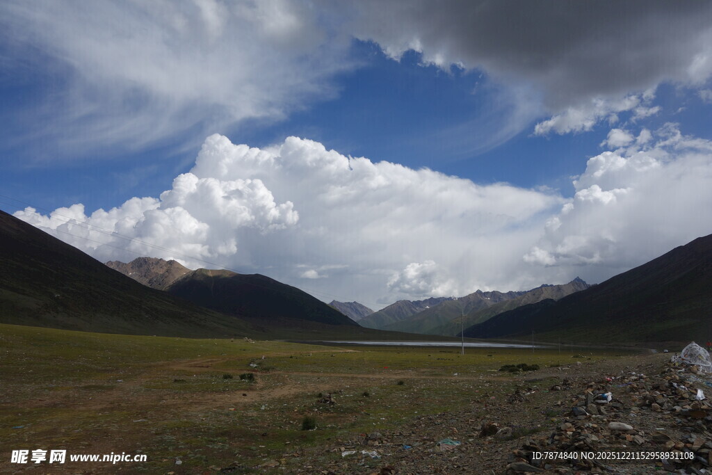 高原旷野蓝天白云美景