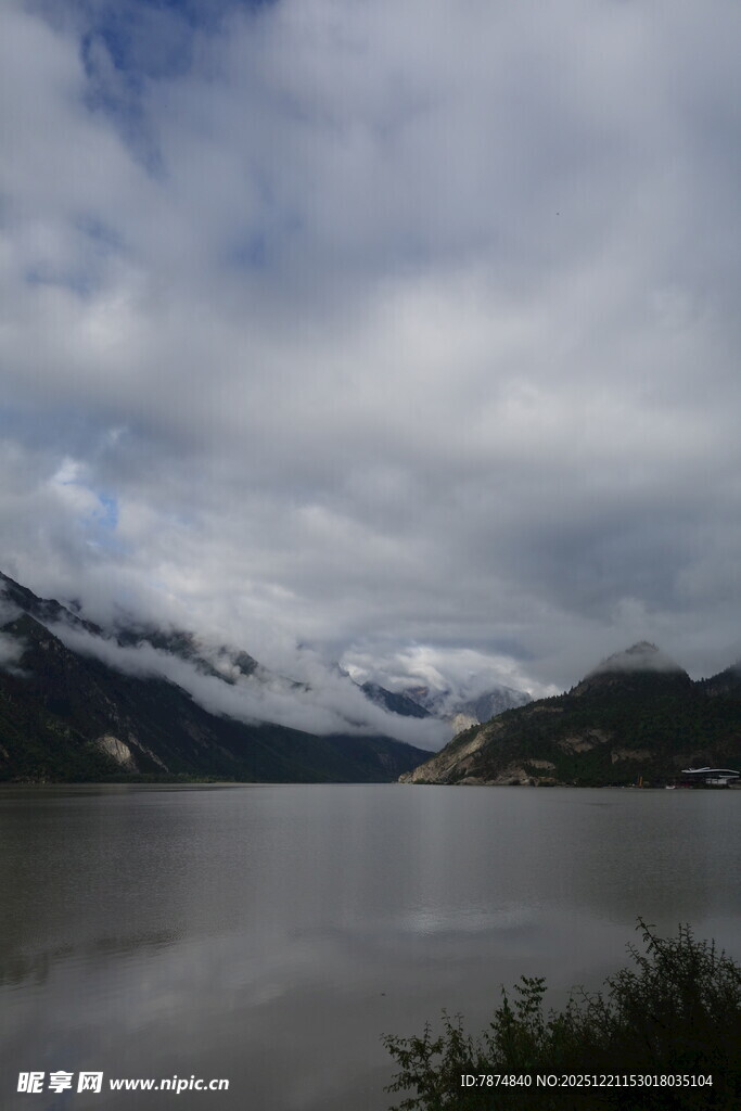 云雾缭绕的山水风光