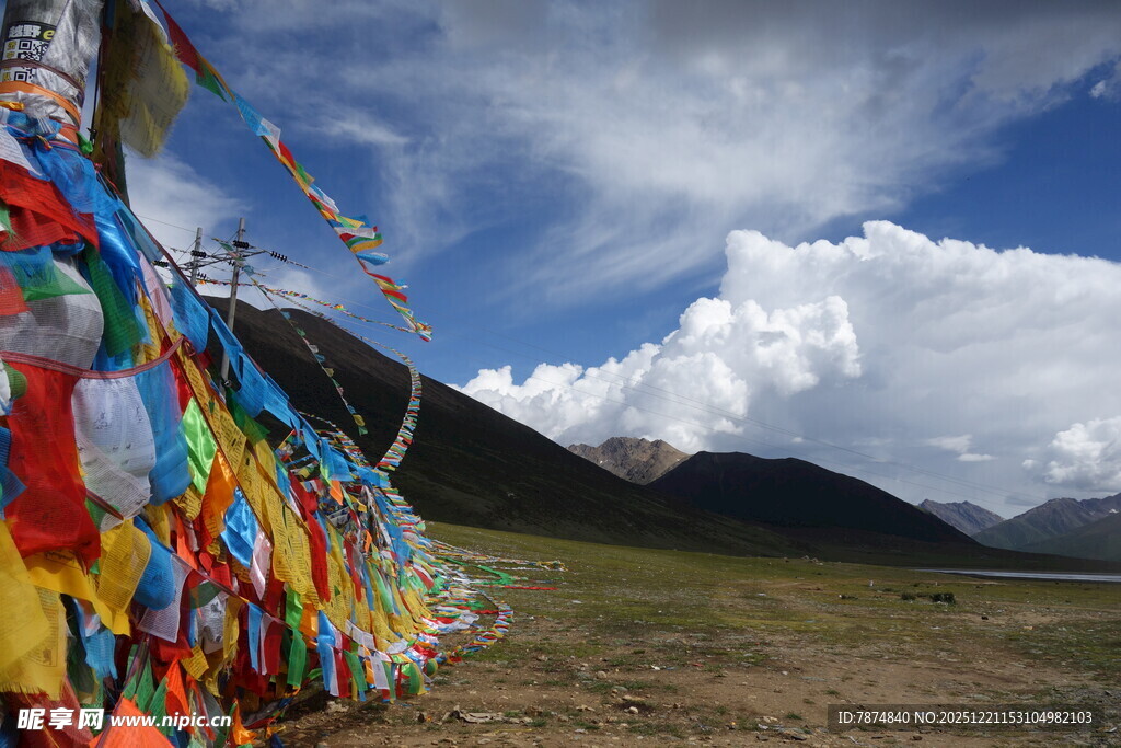 藏区经幡与壮丽蓝天白云