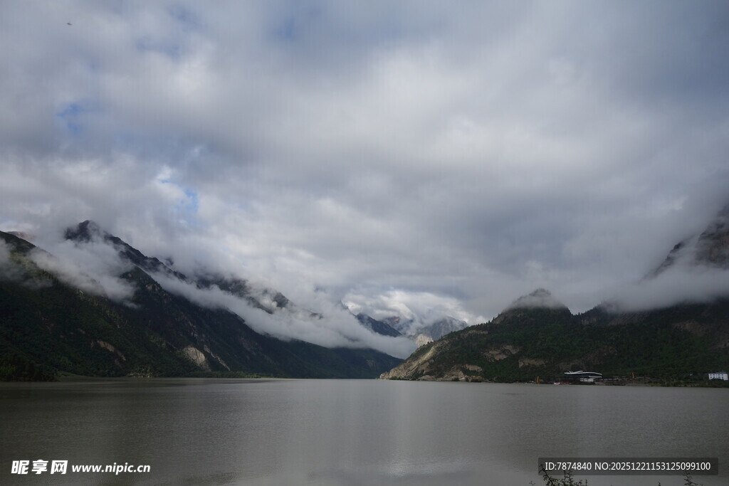 云雾缭绕的山水美景