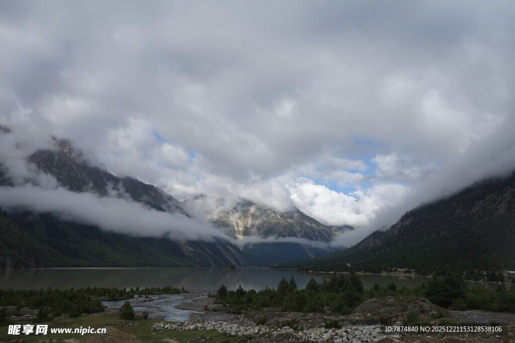 云雾缭绕的壮美山间景色