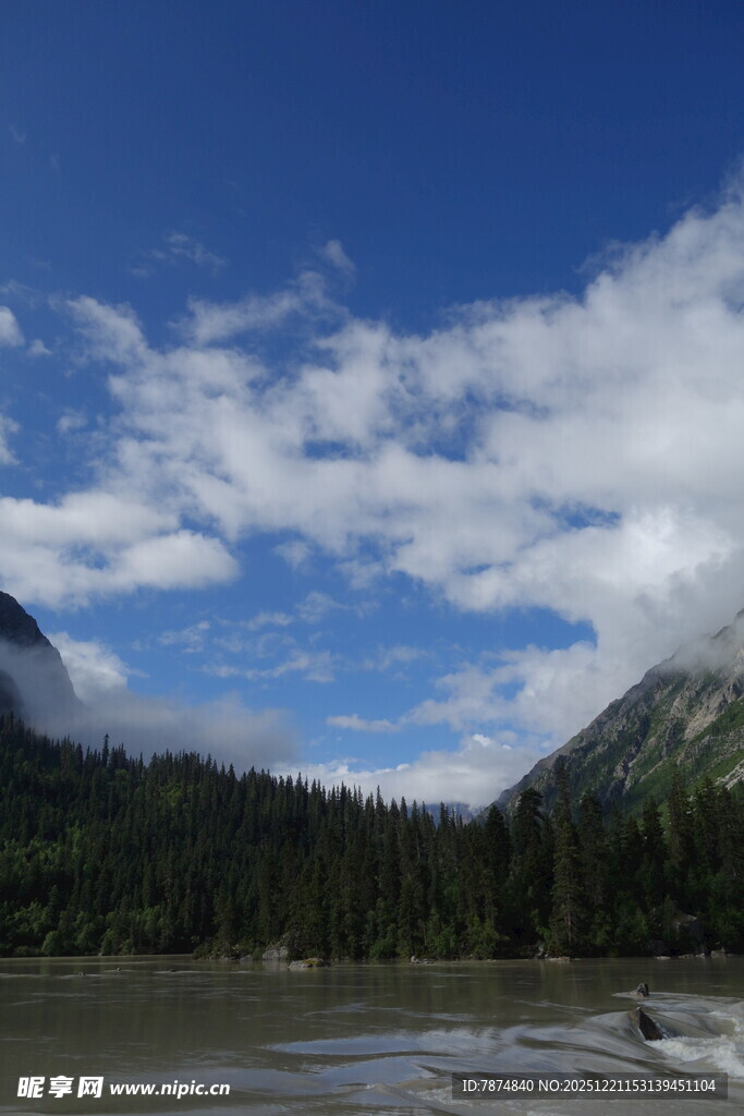 山间河畔蓝天美景