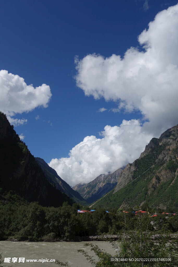 山间美景 蓝天白云映青山