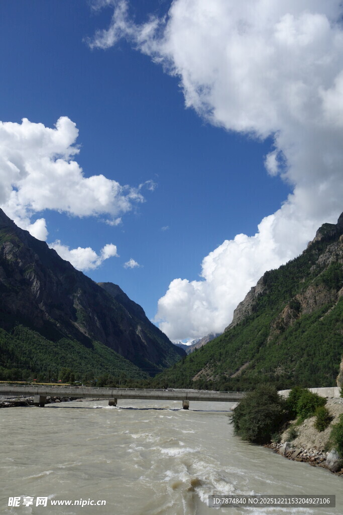 壮丽山河间的湍急河流