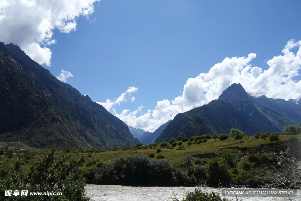 山间美景 蓝天白云伴溪流