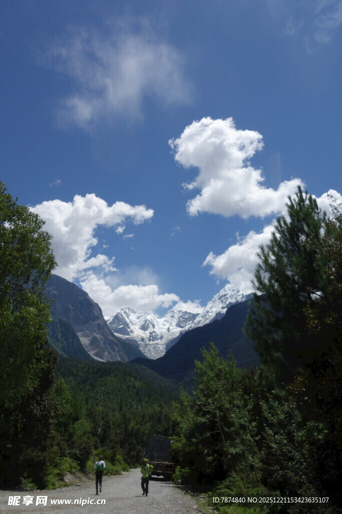 山间公路 蓝天白云伴绿树