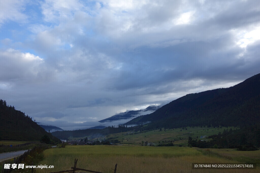 山间公路旁的壮丽云景